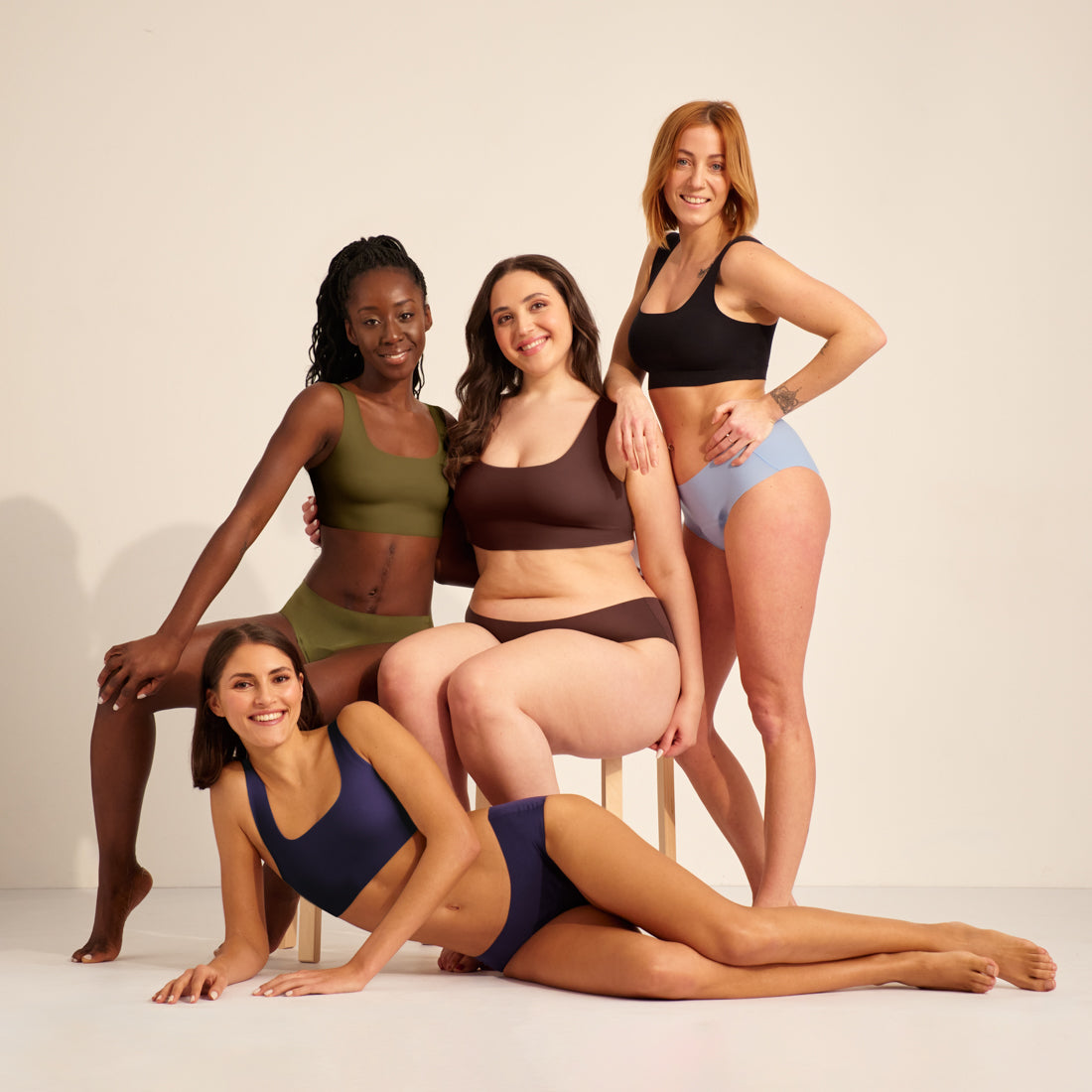 Vier Models präsentieren in der Gruppe ooia Periodenunterwäsche.