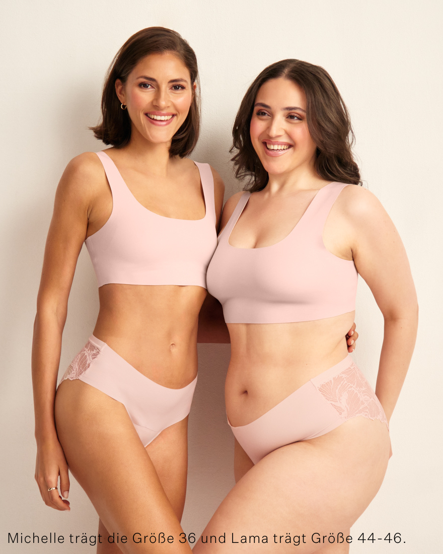 Zwei Models unterschiedlicher Konfektion tragen ooia Hipster Seamless Lace in Powder Rose – Periodenunterwäsche mit nahtloser Front und Spitze am Gesäß.