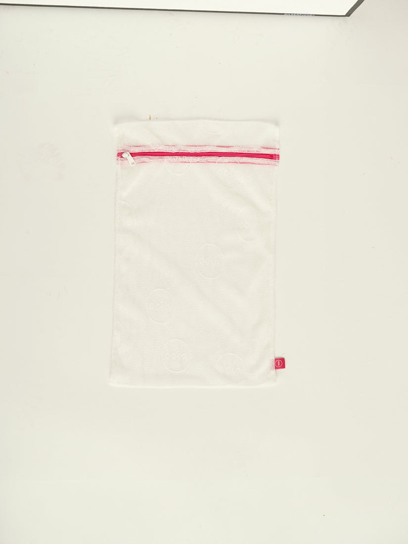 Ooia Washbag aus feinmaschigem Netzmaterial – ideal zum Waschen von Periodenunterwäsche in der Maschine.