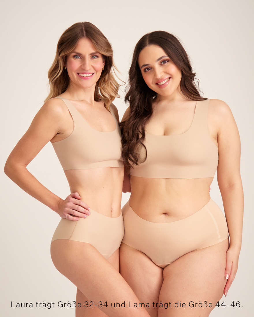 Zwei Models unterschiedlicher Konfektion tragen ooia Highwaist Seamless in Beige – nahtlose Periodenunterwäsche mit hohem Bund.