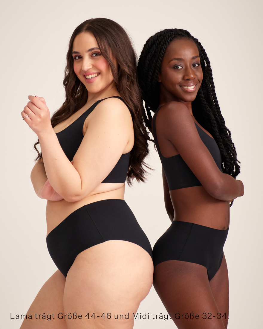 Zwei Models unterschiedlicher Konfektion tragen ooia Highwaist Seamless in Schwarz – nahtlose Periodenunterwäsche mit hohem Bund.