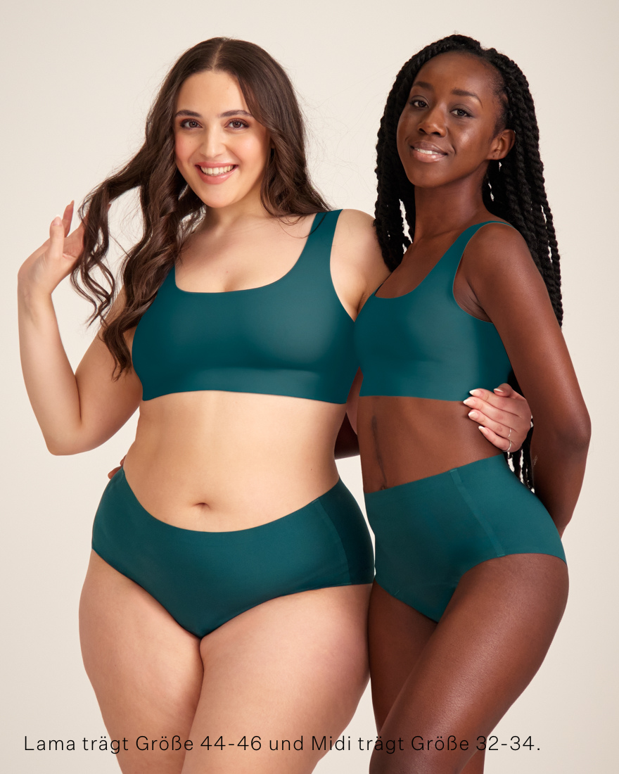 Zwei Models unterschiedlicher Konfektion tragen ooia Highwaist Seamless in Grün – nahtlose Periodenunterwäsche mit hohem Bund.
