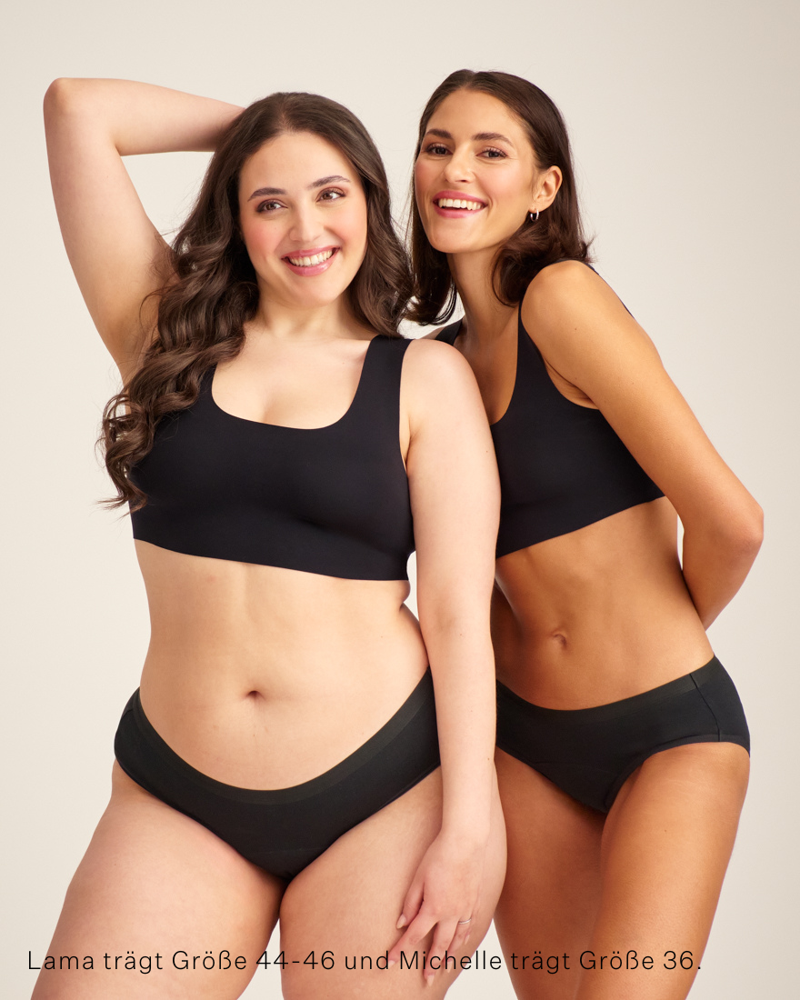 Zwei Models unterschiedlicher Konfektion tragen ooia Hipster in Schwarz – Periodenunterwäsche.