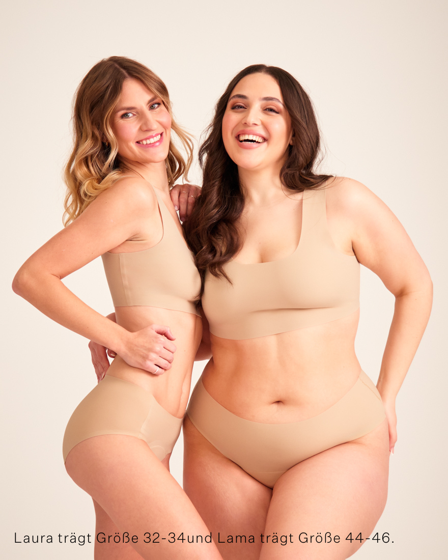 Zwei Models unterschiedlicher Konfektion tragen ooia Hipster Seamless in Beige – nahtlose Periodenunterwäsche.
