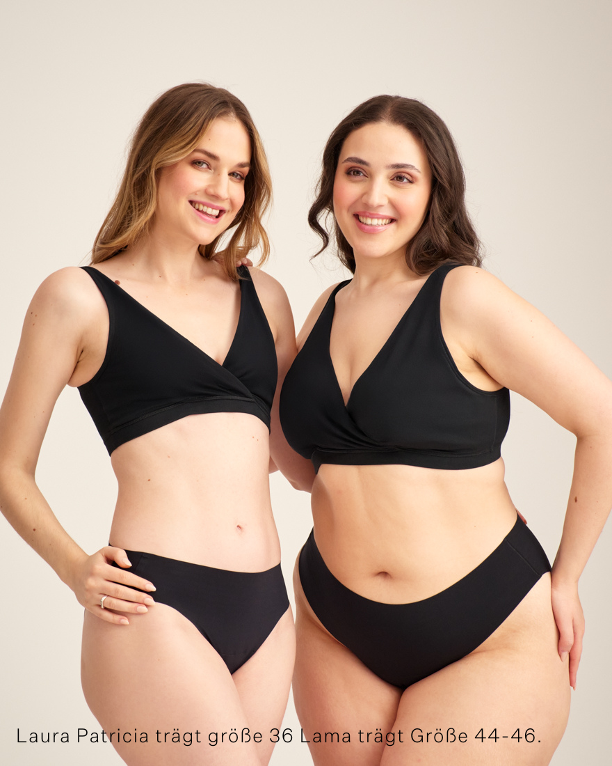 Zwei Models unterschiedlicher Konfektionen tragen ooia Moms Still-BH in Schwarz – Still-BH ersetzt Stilleinlagen mit praktischer Pull-Down Funktion. Model demonstriert Pull-Down Funktion.