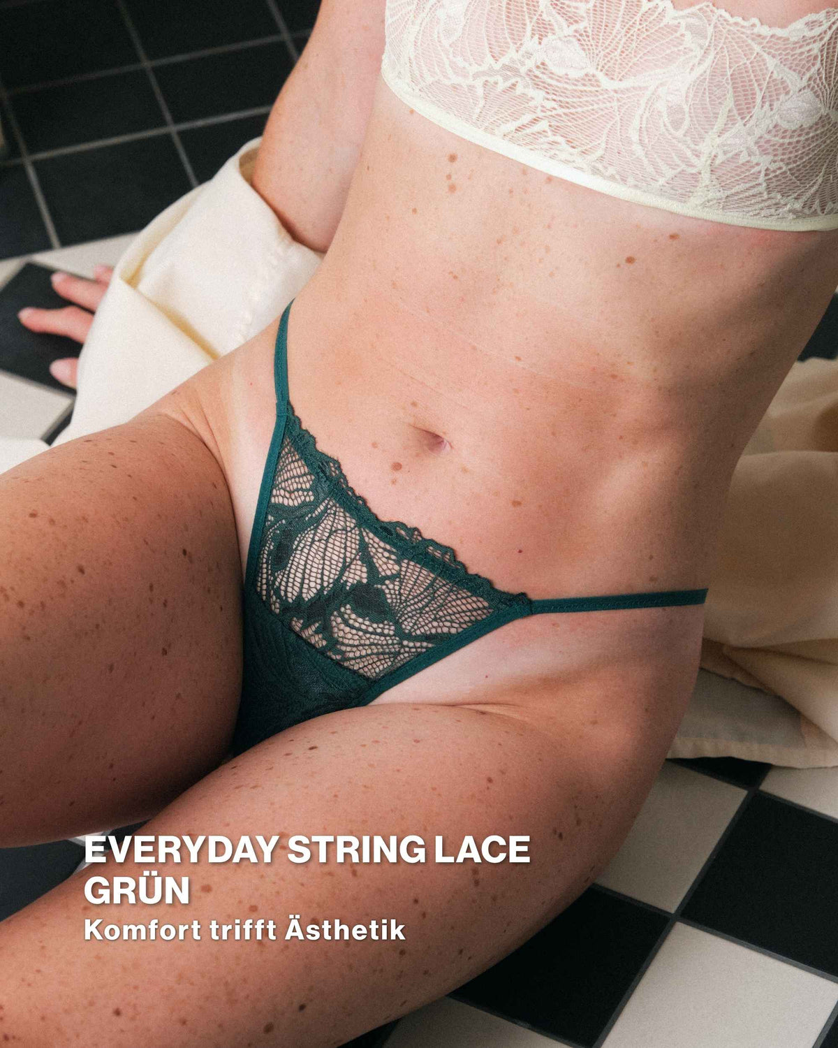 Model präsentiert ooia Everyday String lace in grün. Im Everyday String Lace Set enthalten. Detailaufnahme.