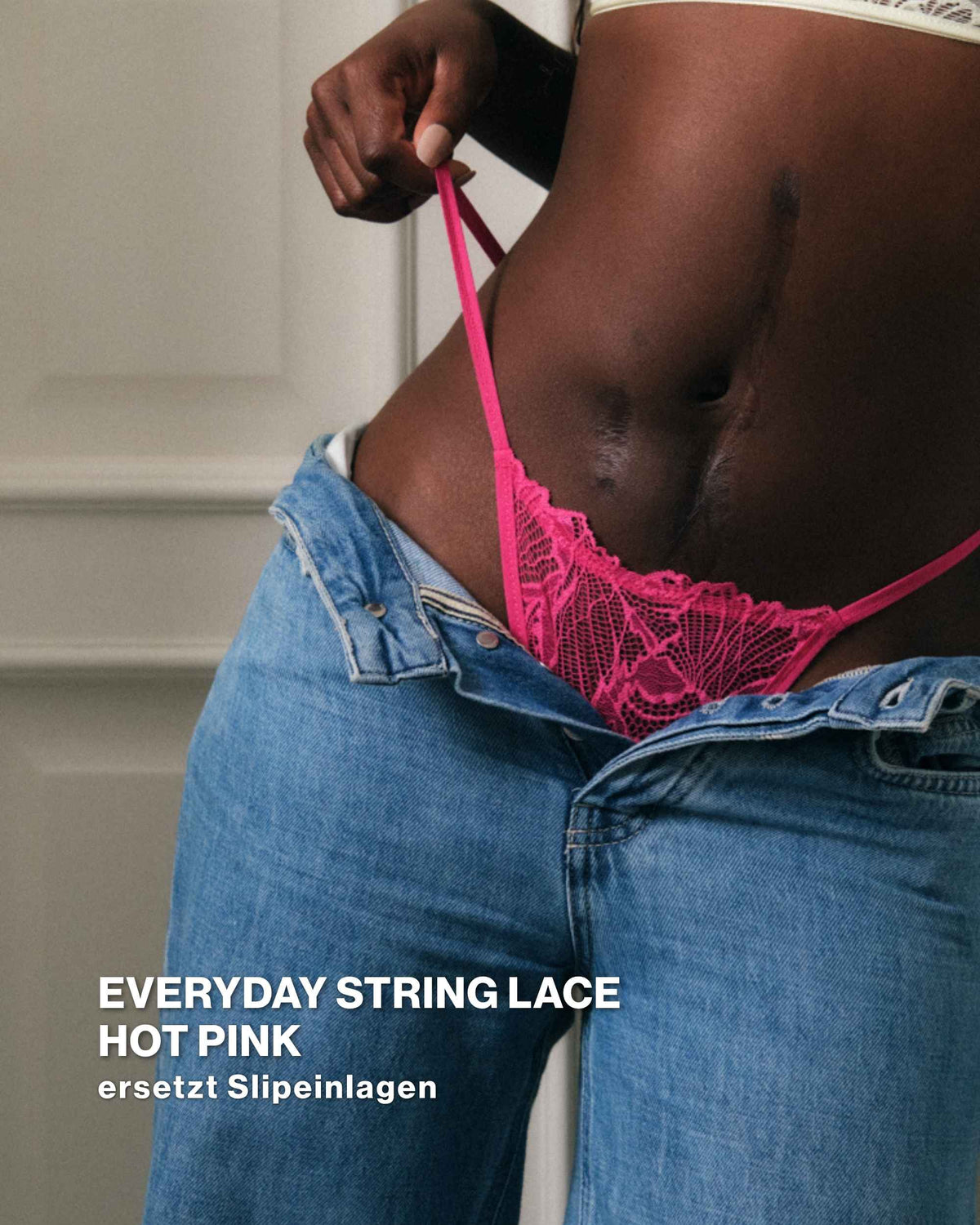 Model präsentiert ooia Everyday String lace in hot pink. Im Everyday String Lace Set enthalten. Detailaufnahme.