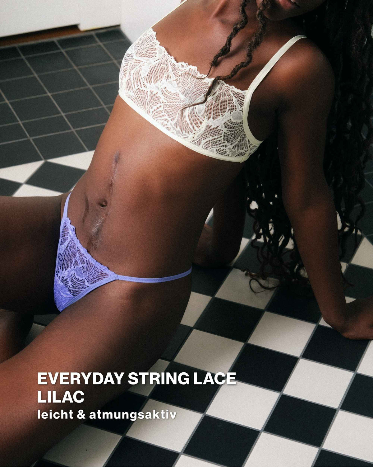 Model präsentiert ooia Everyday String lace in lilac. Im Everyday String Lace Set enthalten. Detailaufnahme.