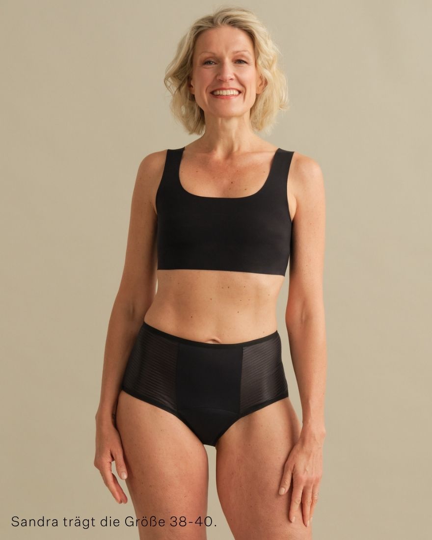 Model trägt ooia Inkontinenz Highwaist Slip in schwarz.
Frontal