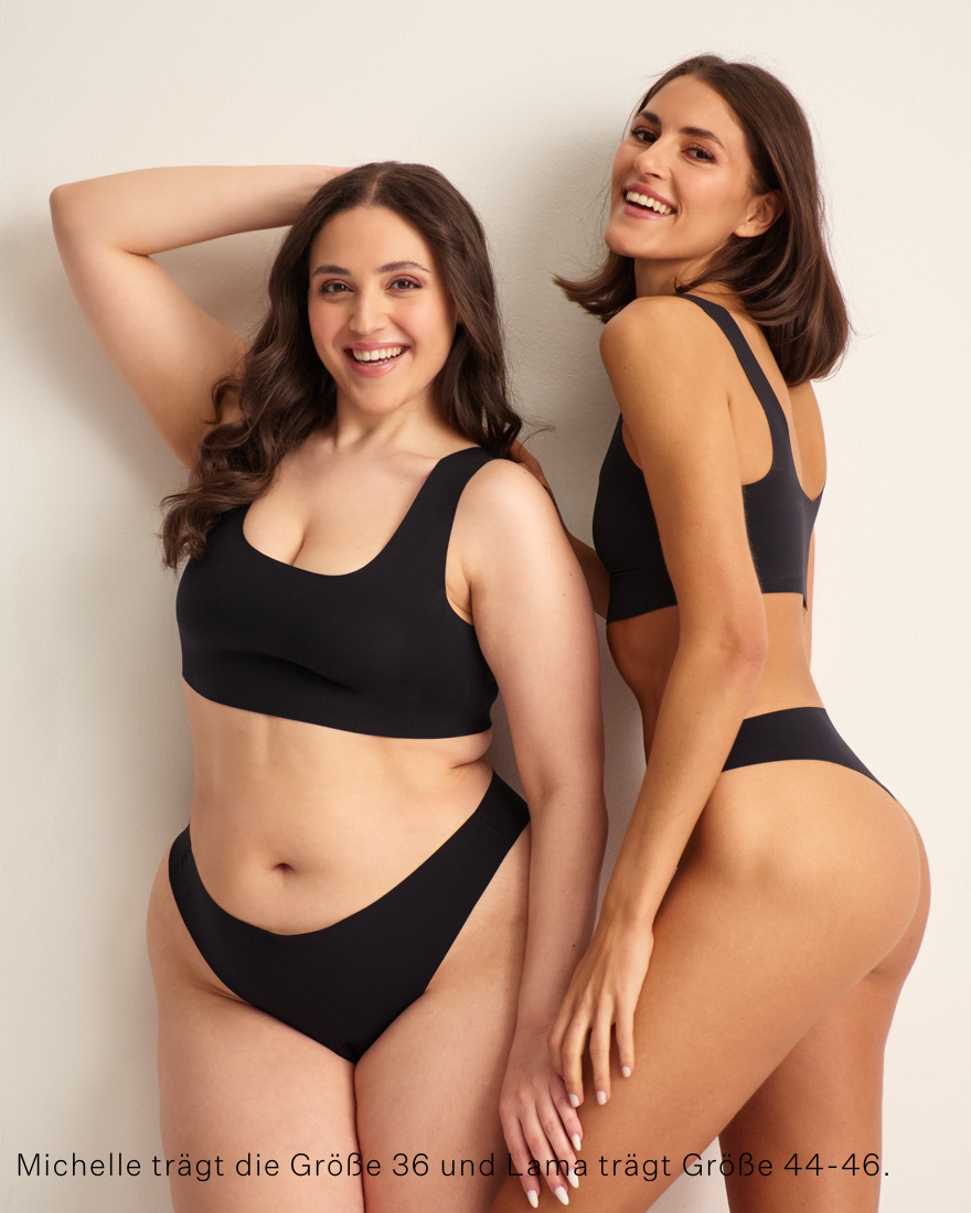 zwei Models unterschiedlicher Proportionen posieren im ooia Periodenunterwäsche Brazilian Seamless in der Farbe schwarz