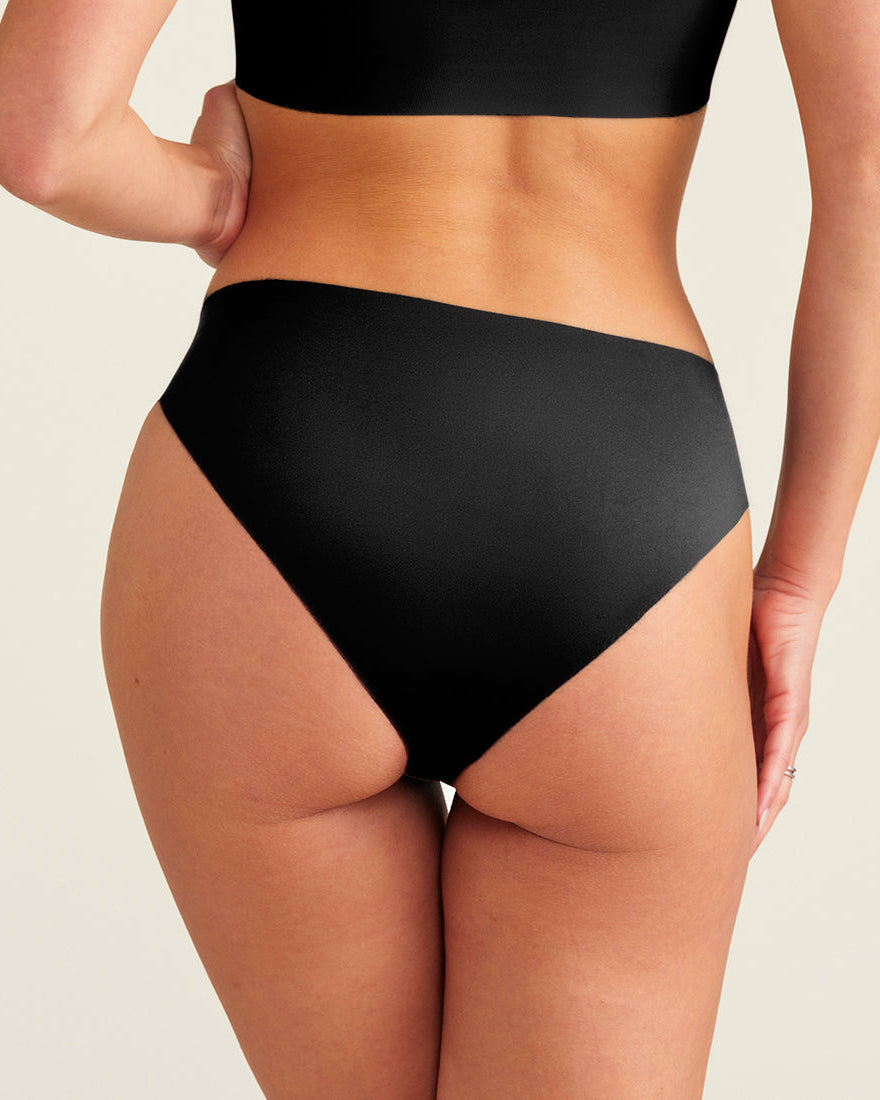 ooia everyday Slip Seamless in Schwarz – nahtlose Unterwäsche, die Slipeinlagen ersetzt. Rückansicht.