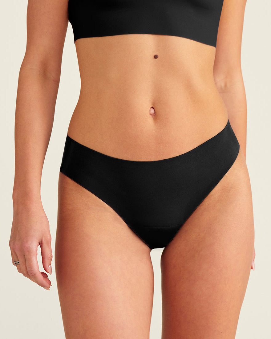 ooia everyday Slip Seamless in Schwarz – nahtlose Unterwäsche, die Slipeinlagen ersetzt.