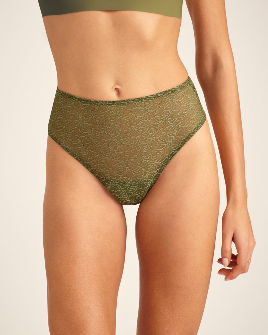 Modell trägt ooia Periodenslip Highwaist Cheeky Mesh in Khaki, Frontalansicht