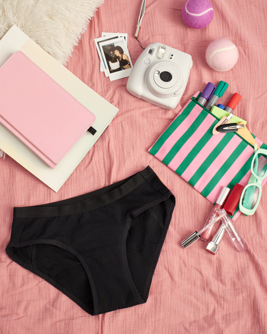 Der ooia Hipster Teens in schwarz für die erste Periode eines Teenagers im Set erhältlich mit der Wetbag.