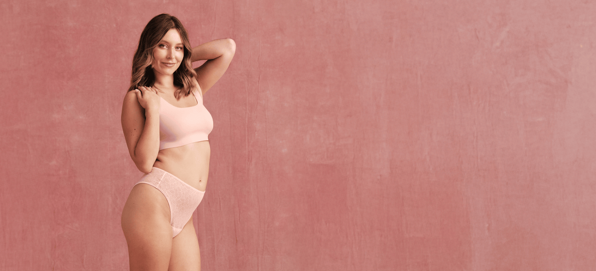 Model trägt einen Highwaist Cheeky Mesh Menstruationsslip in powder rose von ooia