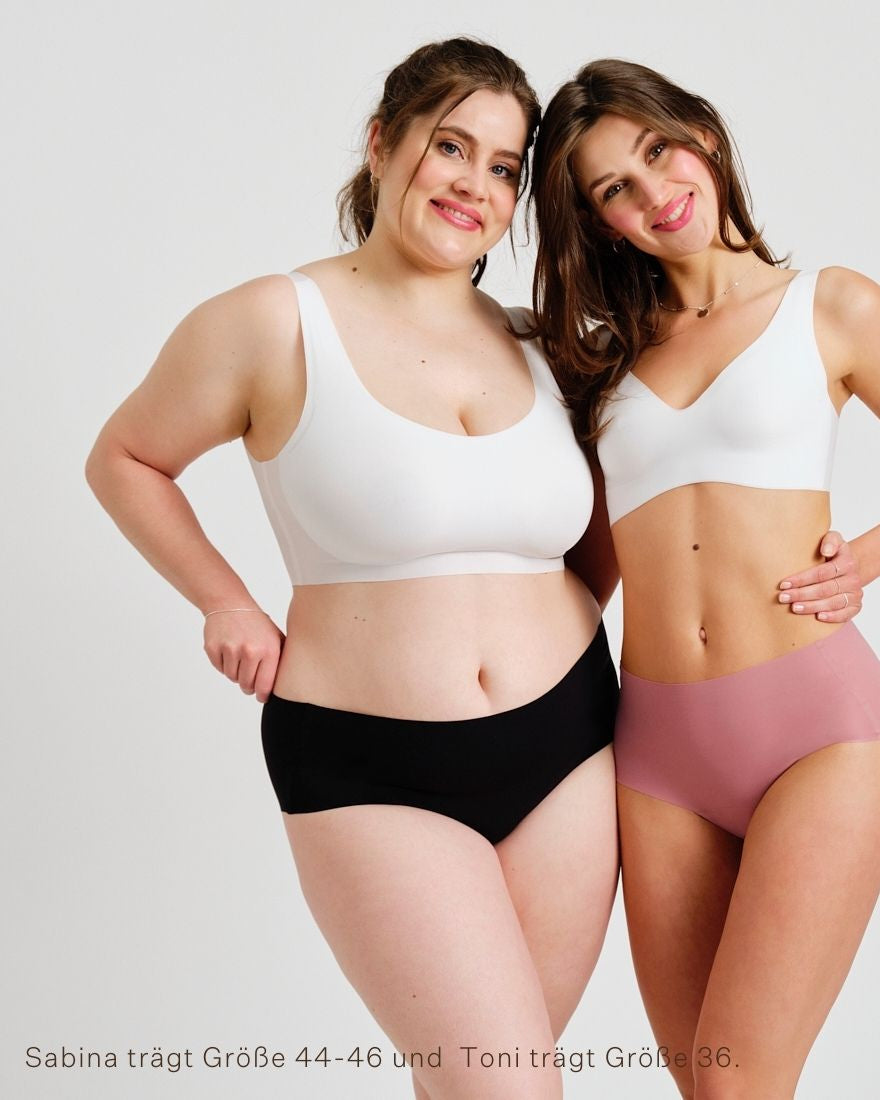 Zwei Models unterschiedlicher Konfektion tragen  ooia everyday Highwaist Seamless in Dusky Pink & Schwarz – nahtlose Unterwäsche mit hohem Bund, die Slipeinlagen ersetzt.