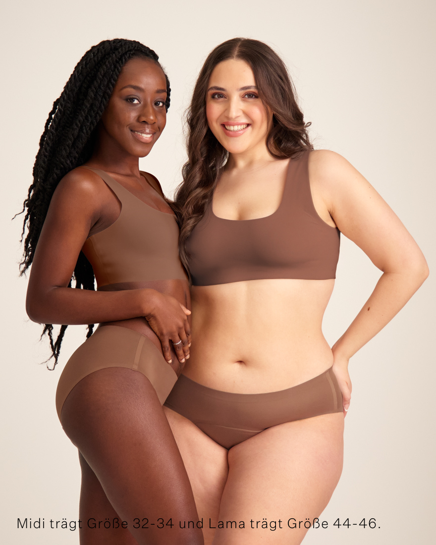 Zwei Models unterschiedlicher Konfektionen tragen ooia Hipster Seamless in Braun – nahtlose Periodenunterwäsche.