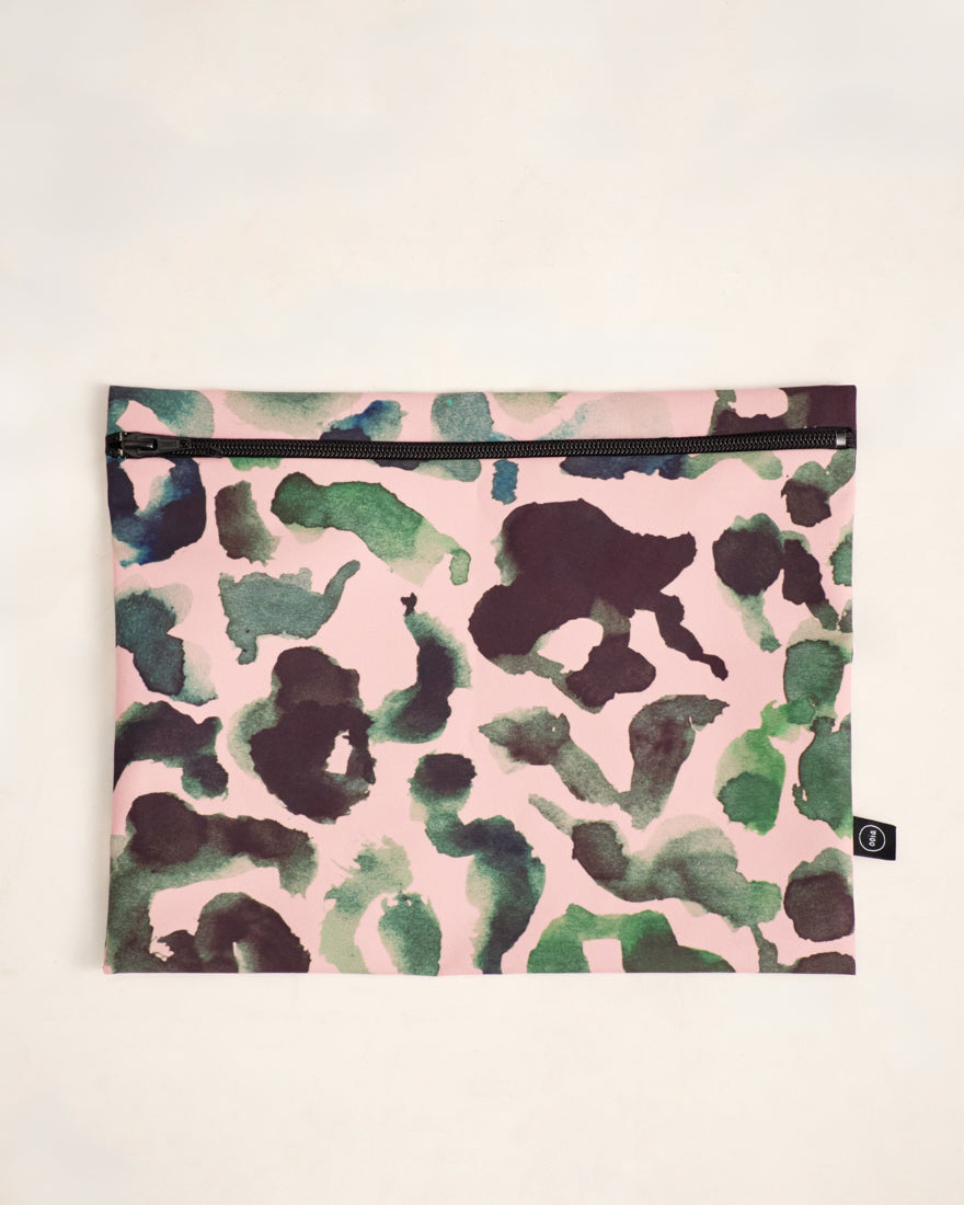 ooia Wetbag Maxi, in großem Design, mit rosa-grün-schwarzem Aufdruck und flüssigkeitsundurchlässigem Innenstoff.
