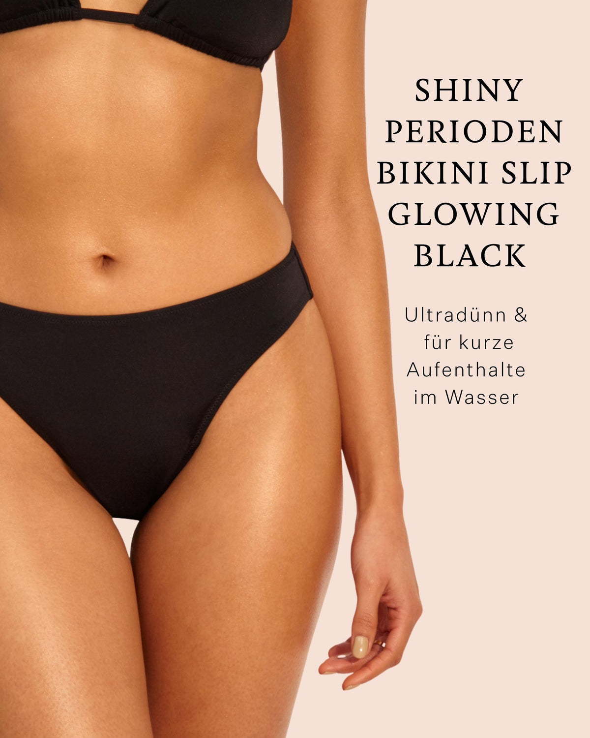 Model präsentiert ooia Perioden-Beachwear Shiny Perioden Bikini Slip in glowing black. 