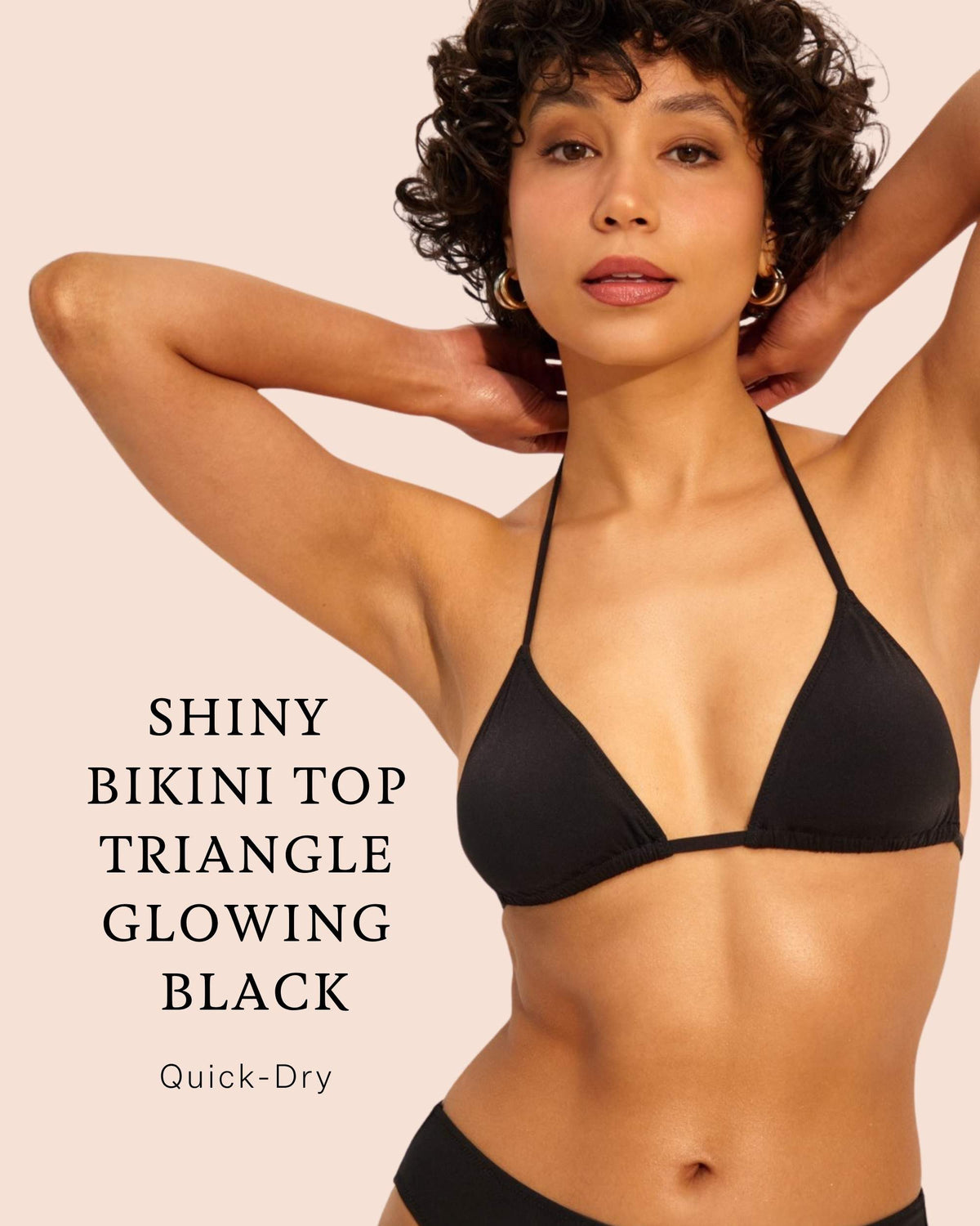 Model präsentiert ooia Perioden-Beachwear Shiny Bikini Top Triangle in glowing black. 