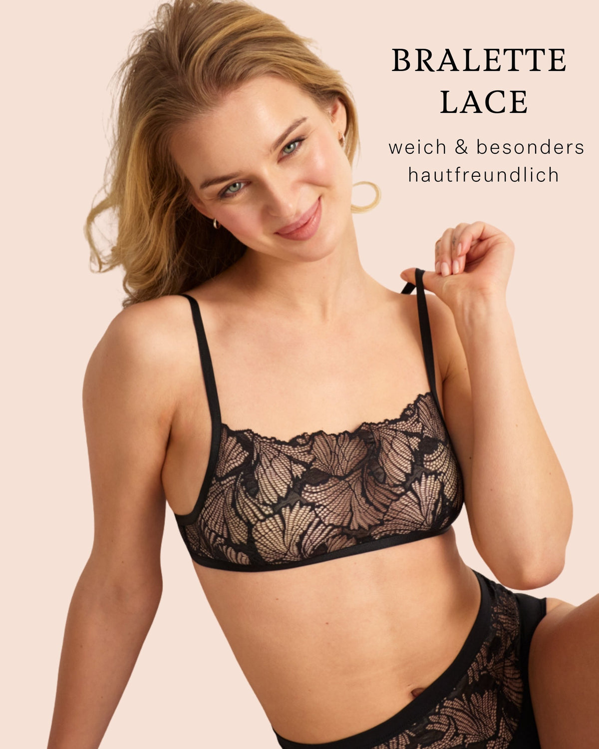 Model trägt ooia Periodenunterwäsche im Set: Bralette Lace  in schwarz mit Highwaist Seamless Lace Extra Strong in schwarz .
Frontal sitzend.