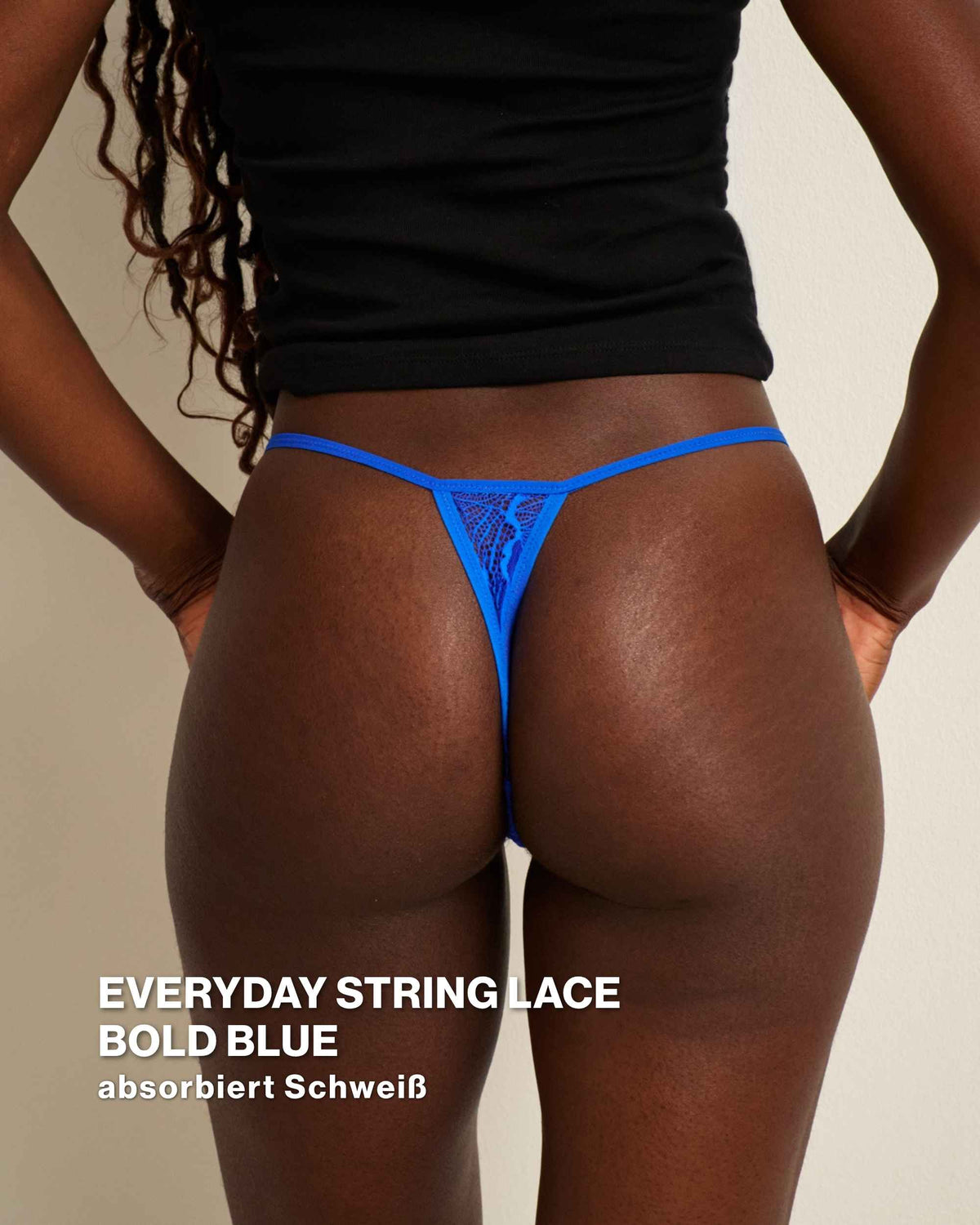 Model präsentiert ooia Everyday String lace in bold blue. Im Everyday String Lace Set  enthalten. Detailaufnahme.