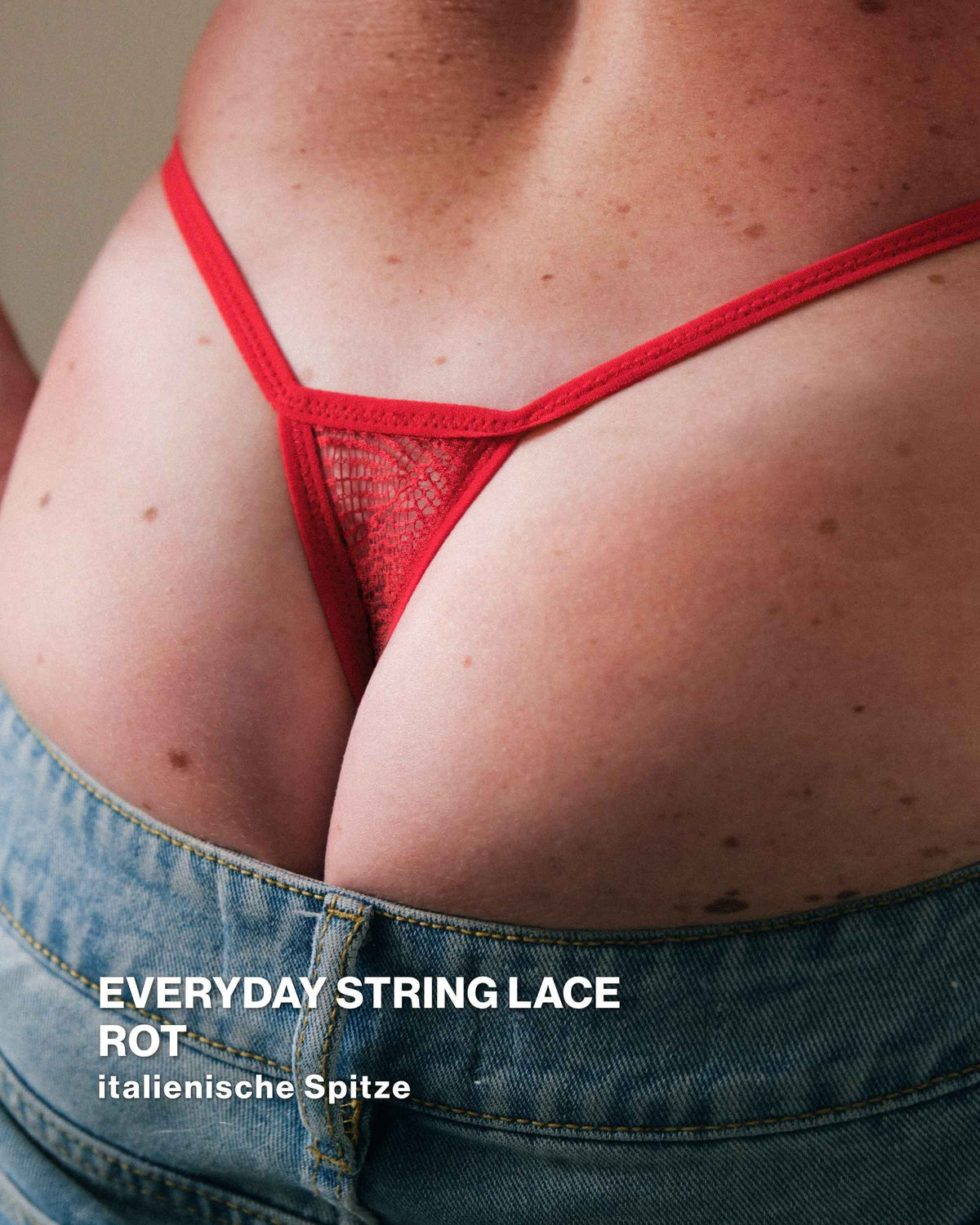 Model präsentiert ooia Everyday String lace in rot. Im Everyday String Lace Set  enthalten. Detailaufnahme.