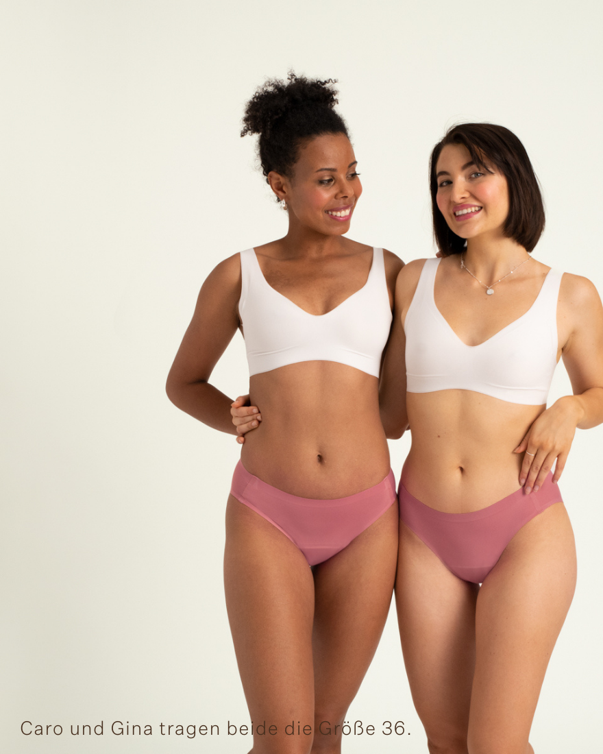 Zwei Models tragen ooia Slip Seamless in Dusky Pink – nahtlose Periodenunterwäsche im klassischen Schnitt. 