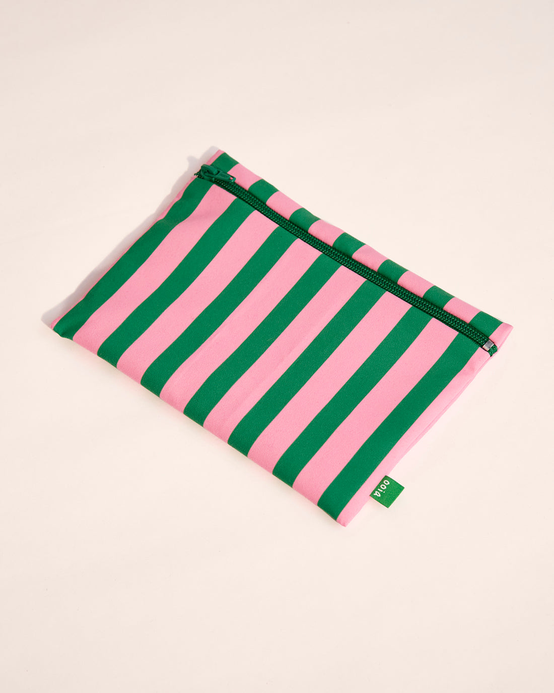 ooia Wetbag Edition 25/26 - rosa-grün gestreiftes Täschchen, das Feuchtigkeit vom Austreten hindert - perfekt für deine ooia Periodenunterwäsche